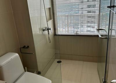 2 bed Condo in The Emporio Place Khlongtan Sub District C020600