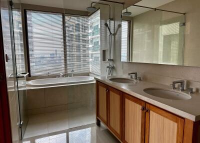 2 bed Condo in The Emporio Place Khlongtan Sub District C020600