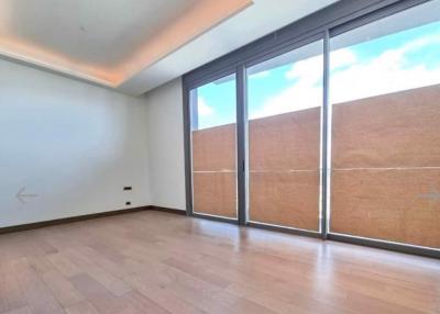 3 bed Condo in The Residences At Mandarin Oriental Khlong San District C020594
