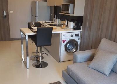 1 bed Condo in Trapezo Sukhumvit 16 Khlongtoei Sub District C020606