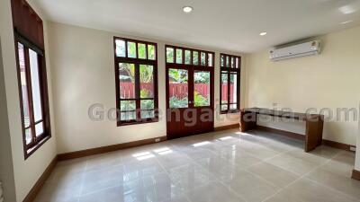 4-Bedrooms single House with Private Swimming Pool - Ekkamai