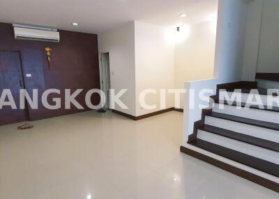 Townhouse at Grand De Ville Srinakarin for rent