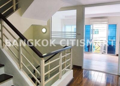 Townhouse at Grand De Ville Srinakarin for rent