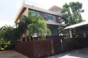 Ultimate Home Office  Large Luxury 5 Bed House with Private Pool Plus Office Building at Bang Chak, Close to BTS Punnawithi