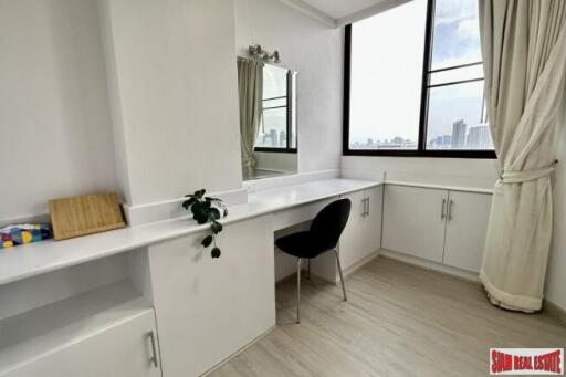 Supalai Place Condo - Attractive 2 Bed Condo with City Views on the 26th Floor at Sukhumvit 39, Phrom Phong