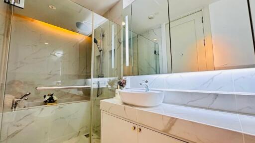 The Oriental Residence - 2 Bedrooms and 2 Bathrooms for Sale in Lumphini Area of Bangkok