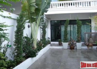 Large Townhouse for Sale in the Phra Khanong Area, Bangkok