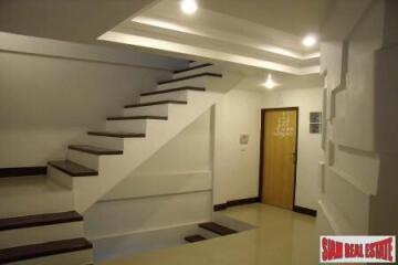 Large Townhouse for Sale in the Phra Khanong Area, Bangkok