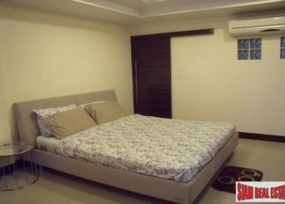Large Townhouse for Sale in the Phra Khanong Area, Bangkok