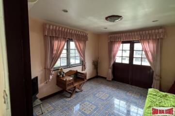 Charming 5 Bed House in a Gated Community 20 Minutes from Don Mueng International Airport