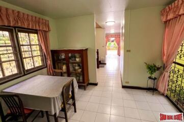 Charming 5 Bed House in a Gated Community 20 Minutes from Don Mueng International Airport