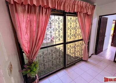 Charming 5 Bed House in a Gated Community 20 Minutes from Don Mueng International Airport