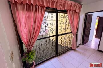 Charming 5 Bed House in a Gated Community 20 Minutes from Don Mueng International Airport