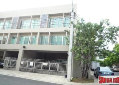 Noble Cube Pattanakarn - Newly Built Three Storey Townhouse for Sale in Suan Luang, Bangkok