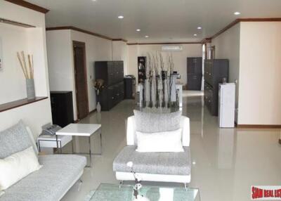Royal Castle Pattanakarn Condominium - Large 3 Bed Condo for Sale on the 12th Floor with 270 Degree Views