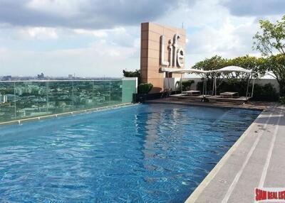 Life @ Sukhumvit 65 - Newly Renovated Unit on 17th Floor with City Views Ready to Move in