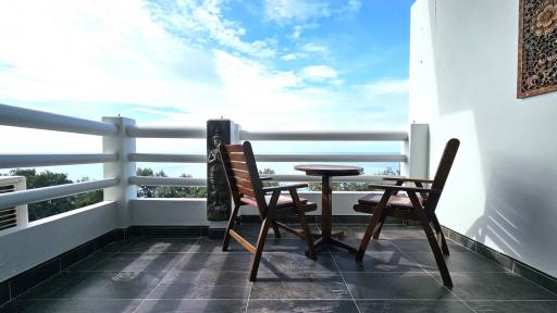 VERY ATTRACTIVE BEACH CONDO IN NEW WORLD CONDO ON MAE RAMPHUENG BEACH. GREAT OCEAN VIEWS - 2,095,000 THB