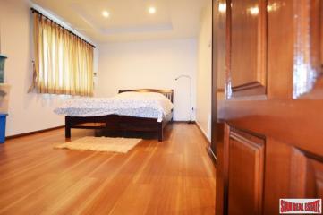 Leo Classic Place  Large Three Storey Family Townhouse on Sukhumvit 39