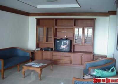 D.S. Tower 2 - 3 Bedrooms, 2 Bathrooms Condo on 9th Floor at Sukhumvit 39 Phrom Phong