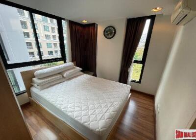 Zenith Place Sukhumvit 42 - Modern Condo with Bright Living Space, 1 Bedroom, and Prime Ekamai Location