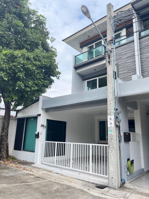 089-515-5440 For sale: Corner Townhome at Ladprao, 33 sq.wa 6.5mb