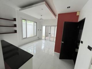 089-515-5440 For sale: Corner Townhome at Ladprao, 33 sq.wa 6.5mb