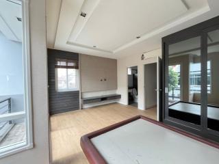 089-515-5440 For sale: Corner Townhome at Ladprao, 33 sq.wa 6.5mb