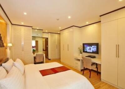 Saranjai Condominium - Impressive 3 Bedroom Sukhumvit Condo with Scenic Roof Garden