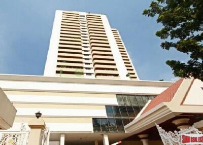 Oriental Towers Condo - Large Three Bedroom Family Condo with Pool and City Views in Ekkamai