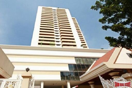 Oriental Towers Condo - Large Three Bedroom Family Condo with Pool and City Views in Ekkamai