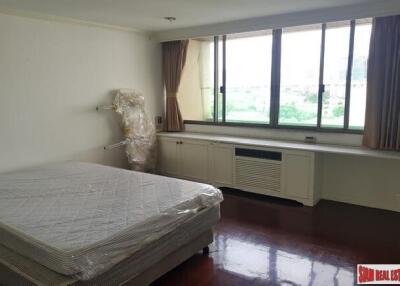 Oriental Towers Condo - Large Three Bedroom Family Condo with Pool and City Views in Ekkamai