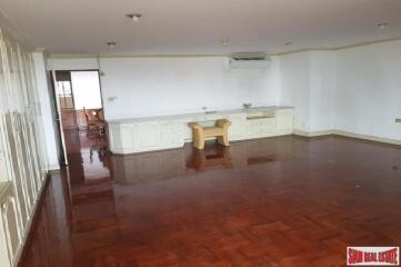 Oriental Towers Condo - Large Three Bedroom Family Condo with Pool and City Views in Ekkamai