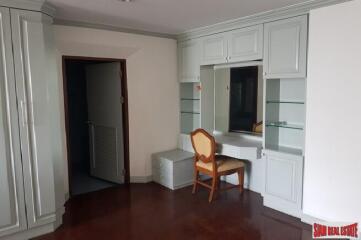 Oriental Towers Condo - Large Three Bedroom Family Condo with Pool and City Views in Ekkamai