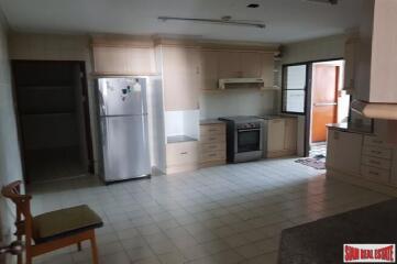 Oriental Towers Condo - Large Three Bedroom Family Condo with Pool and City Views in Ekkamai