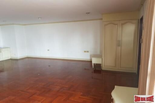 Oriental Towers Condo - Large Three Bedroom Family Condo with Pool and City Views in Ekkamai