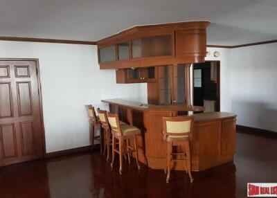 Oriental Towers Condo - Large Three Bedroom Family Condo with Pool and City Views in Ekkamai