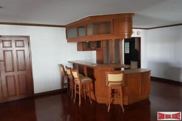 Oriental Towers Condo - Large Three Bedroom Family Condo with Pool and City Views in Ekkamai