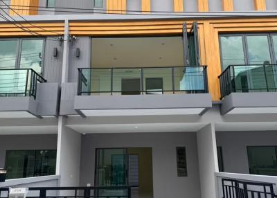 Townhouse for Rent at Eigen Rama 9