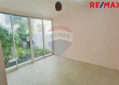 180 Sqm., 4 Beds, 2 Baths Townhouse listed for ฿ 4,790,000.