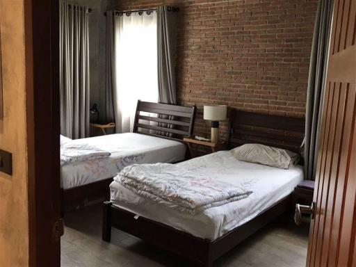 Spacious 3-Bedroom House: Convenient, Serene at Saraphi