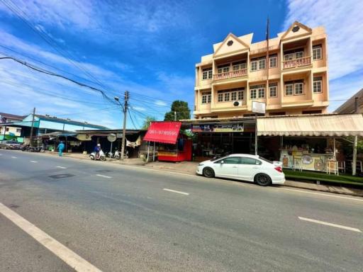 Urgent sale, 3-story commercial building, Sriracha, near the sea, Ao Udom, near Thai Oil, Chonburi.