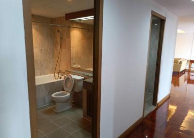 5 ห้องนอน, 4 ห้องน้ำ คอนโด ราคา ฿ 65,000/เดือน