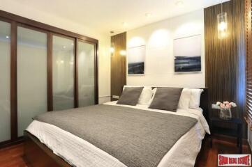 Urbana Langsuan - Comfortable Two Bedroom Condo with Lots of Wood Accents in Lumphini