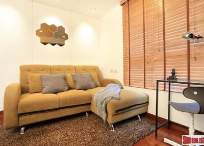 Urbana Langsuan - Comfortable Two Bedroom Condo with Lots of Wood Accents in Lumphini