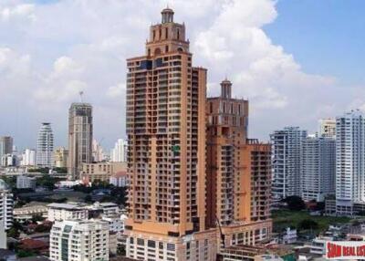 Aguston Sukhumvit 22 - Dynamic Deluxe Two Bedroom Condo with Extras in Phrom Phong