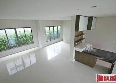 Setthasiri Onnut-Srinakarindra  New Designer Home with4 Bedrooms and 284 Sqm.