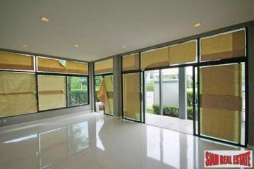 Setthasiri Krungthep Kreetha  New Designer Home with 4 Bedrooms and 318 Sqm.