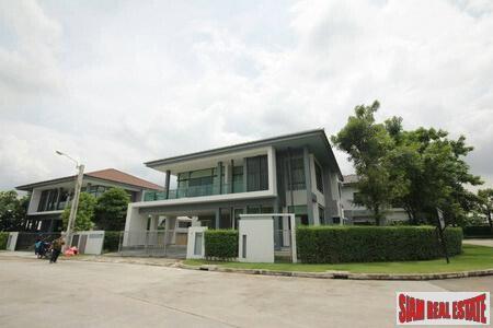 Setthasiri Krungthep Kreetha - New Designer Home with 4 Bedrooms and 318 Sqm.