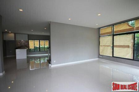 Setthasiri Krungthep Kreetha - New Designer Home with 4 Bedrooms and 318 Sqm.