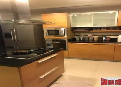 The Lanai Condo - Elegant Three Bedroom on Garden Floor in Chong Nonsi